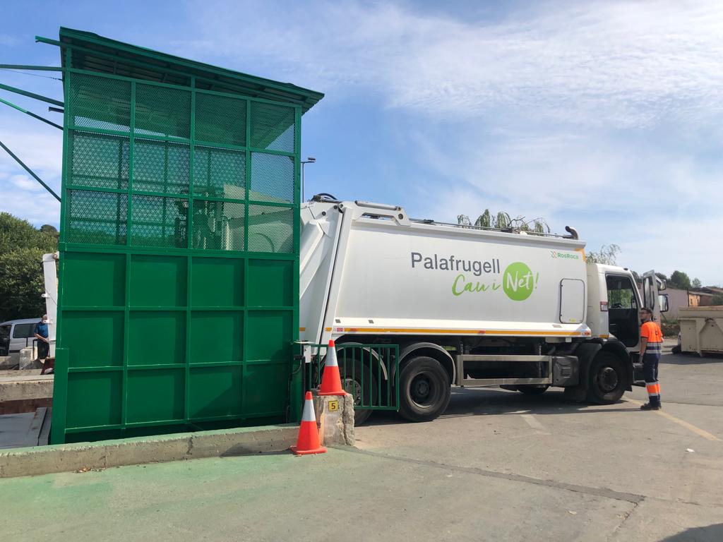 La Deixalleria incorpora diversos equipaments per millorar l'eficiència del transport de residus