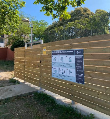 PALAFRUGELL INSTAL·LA UN TANCAT DE RESIDUS COMERCIALS A LA ZONA DE L’APARCAMENT DEL CASAL